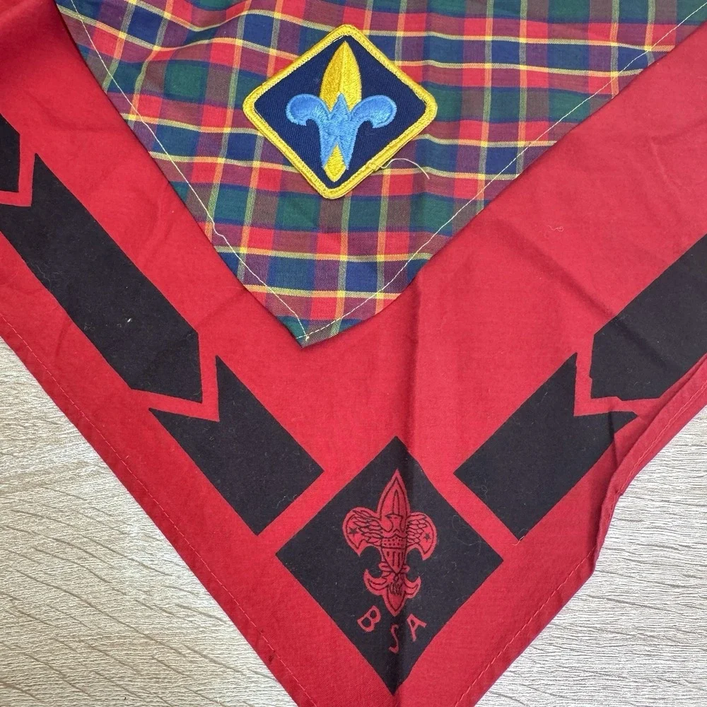 BSA Webelos‎ Cub Scout Plaid Neckerchief Red Green Gold Fleur de Lis